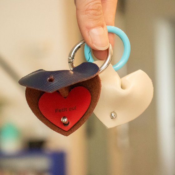 DIY porte-clés cœur à message en cuir upcyclé - Les Raffineurs